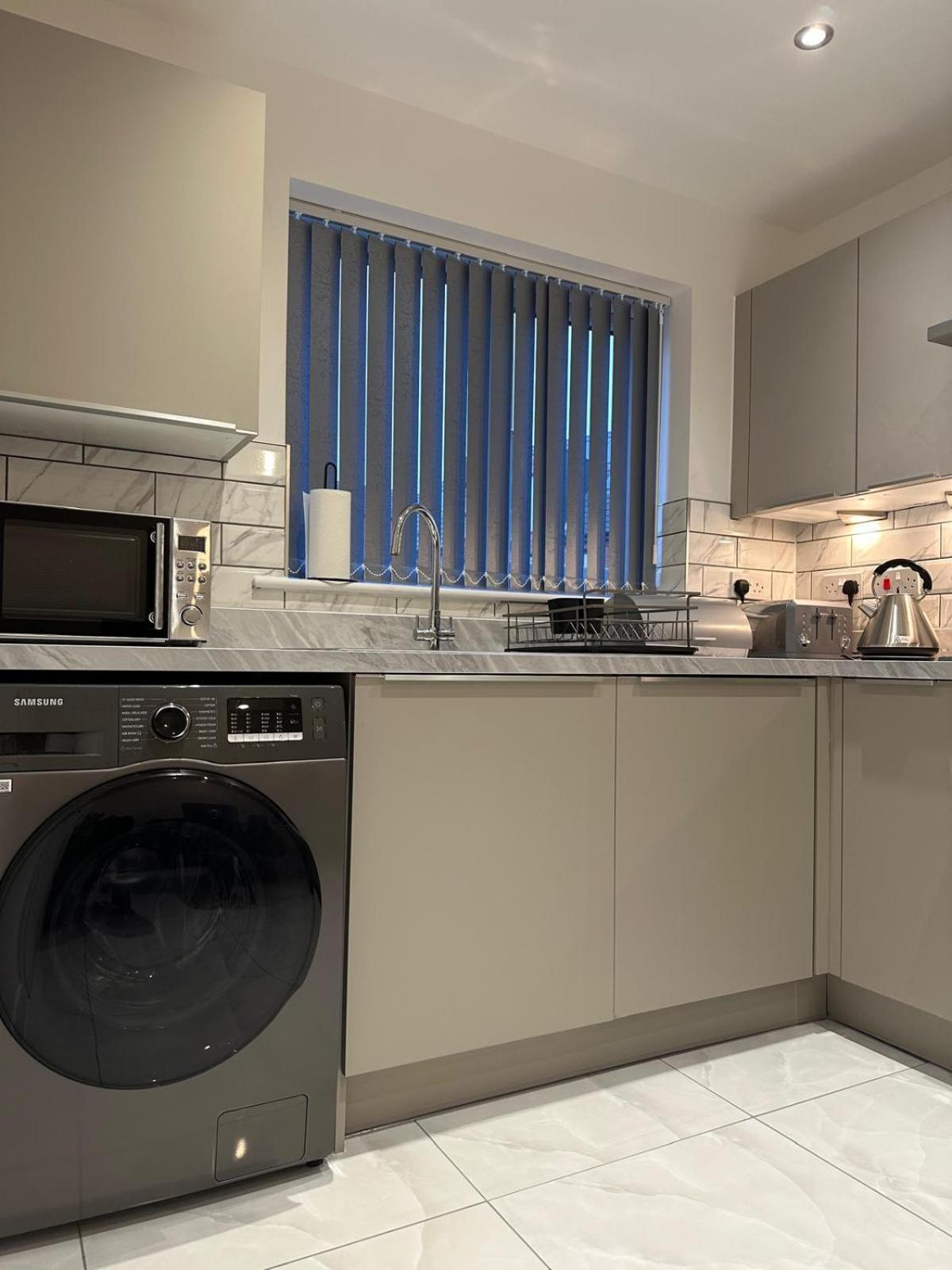 Lush King Ensuite In A Shared Home Manchester Buitenkant foto