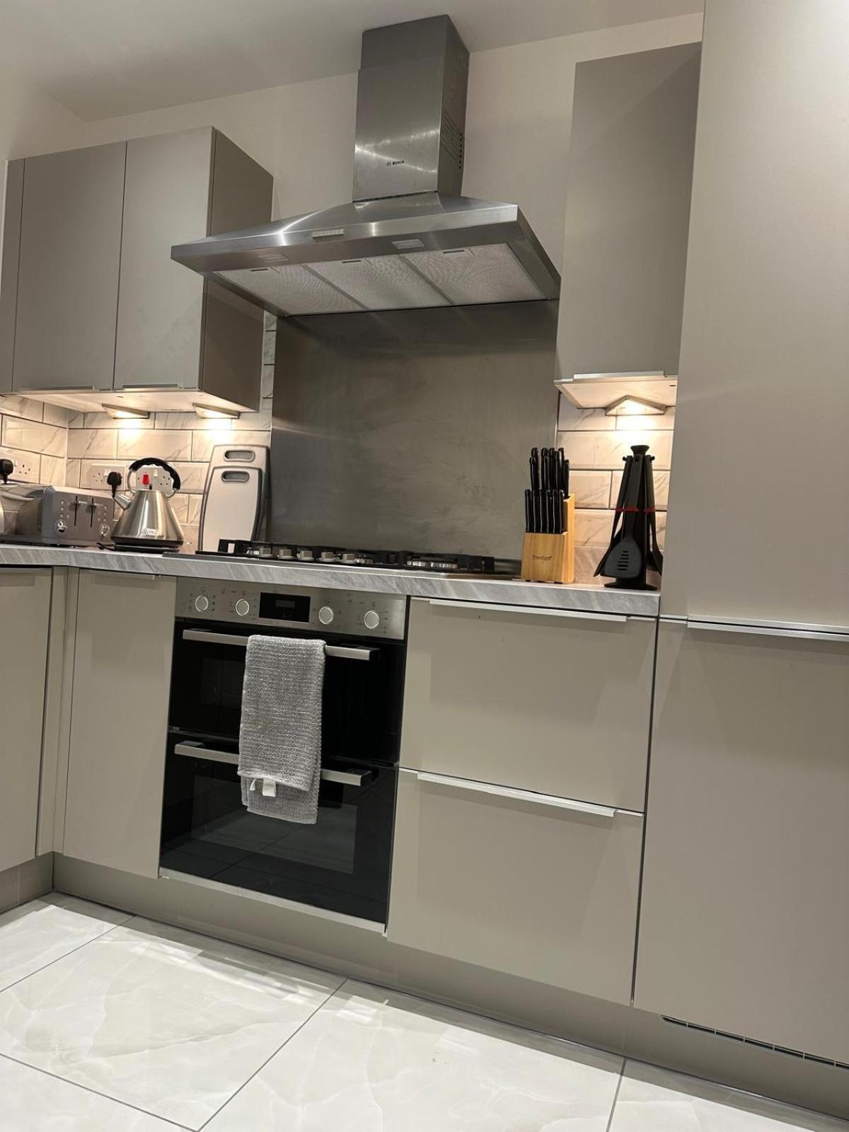 Lush King Ensuite In A Shared Home Manchester Buitenkant foto