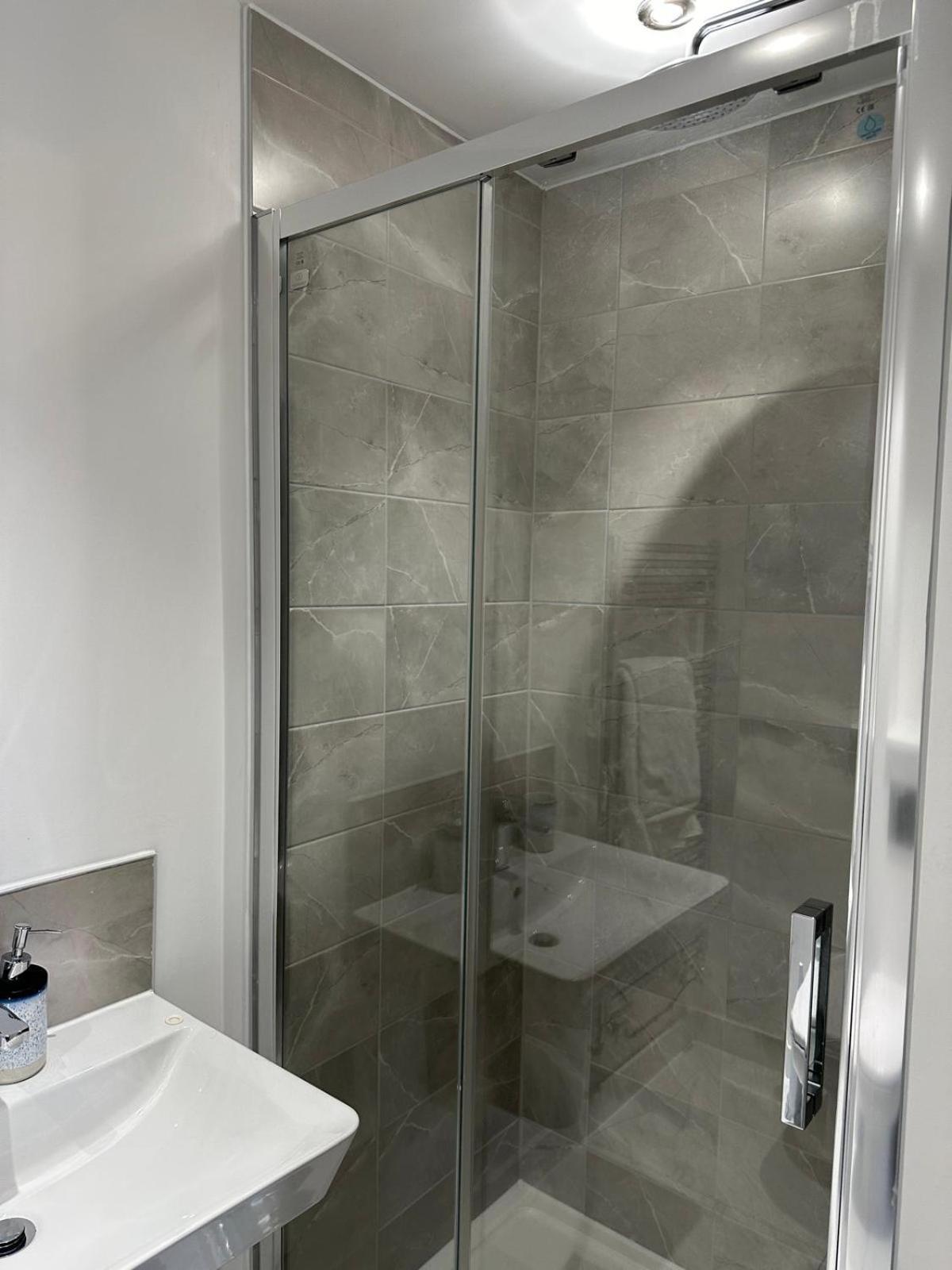 Lush King Ensuite In A Shared Home Manchester Buitenkant foto